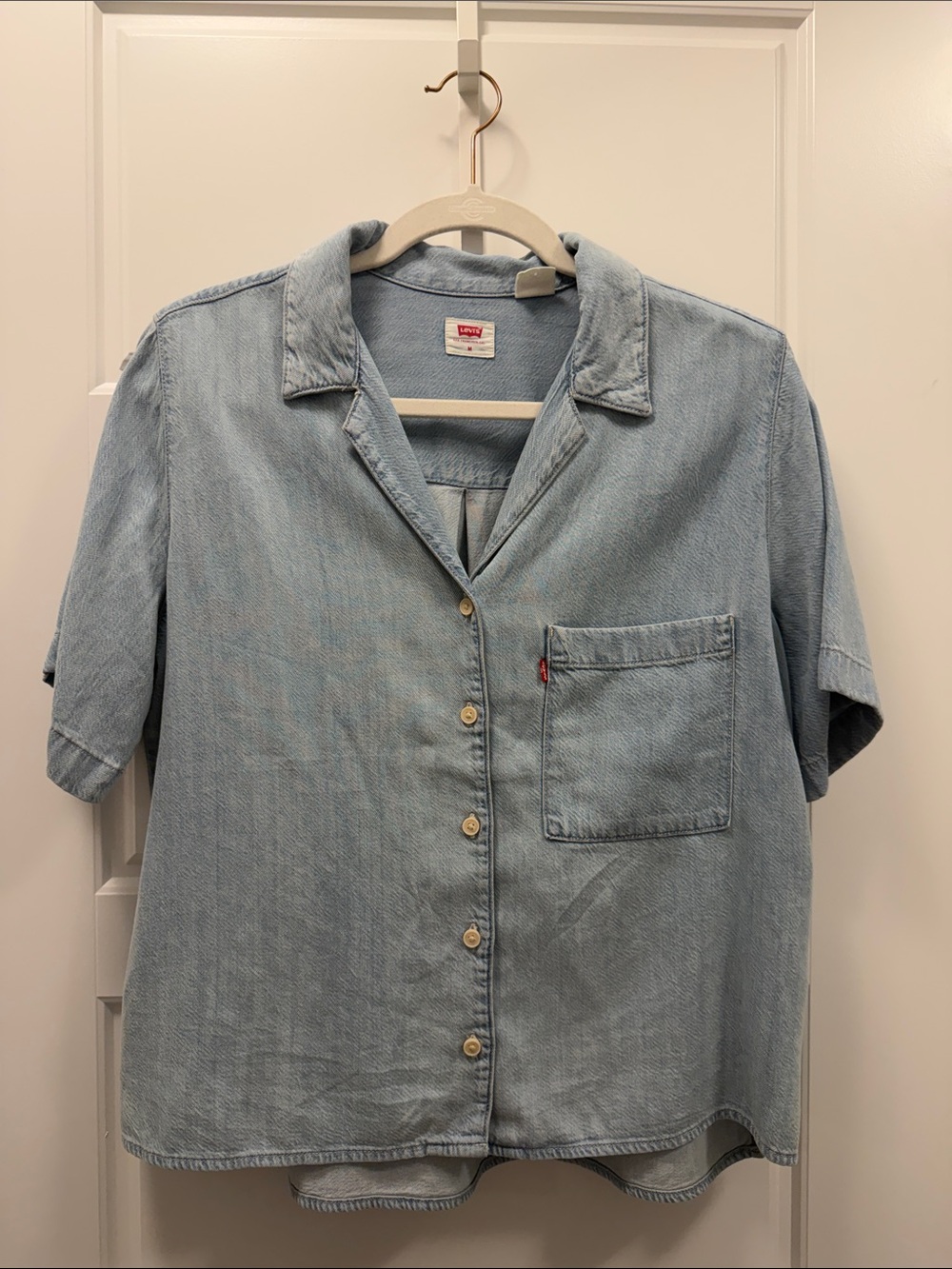 Levi's Short Sleeve Button Down in Light Blue Size Medium